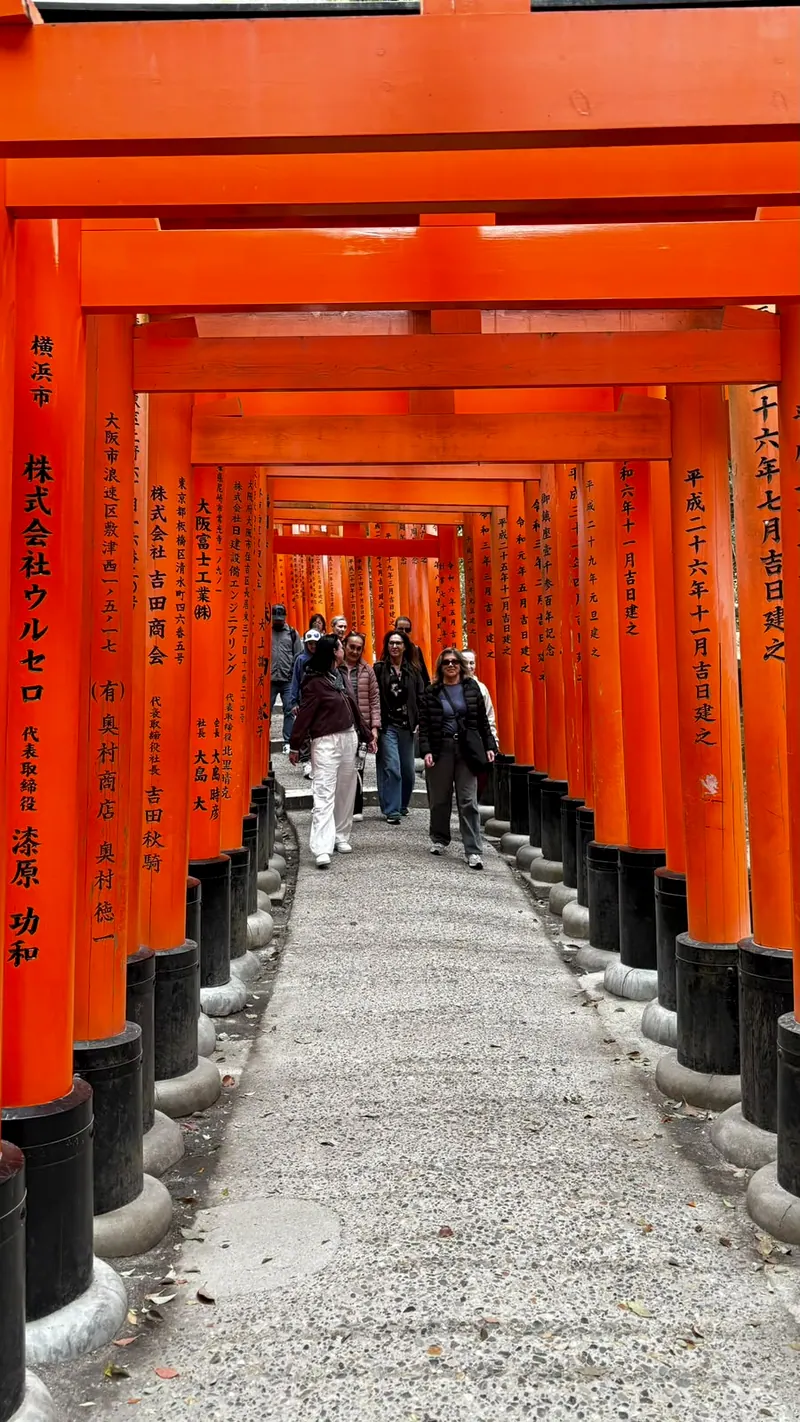 Corredor de portais vermelhos do santuário Fushimi Inari, em Quioto