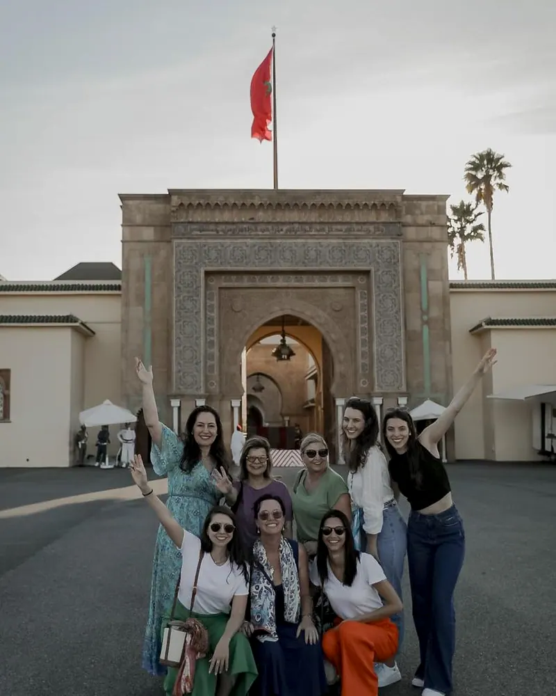 Grupo da LG Viagens no portão de um palácio, no Marrocos
