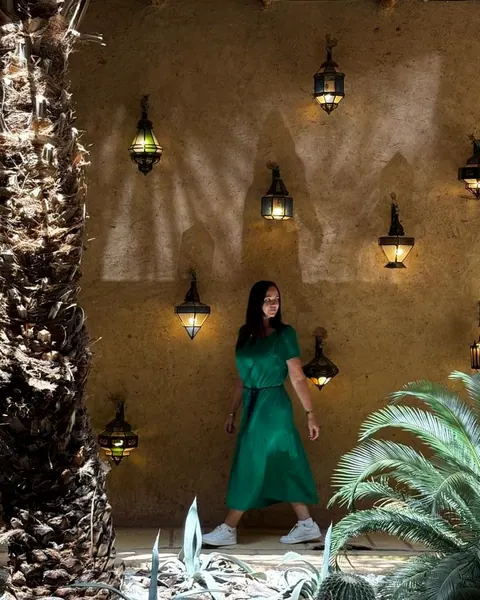 Pátio de riad com lanternas, no Marrocos
