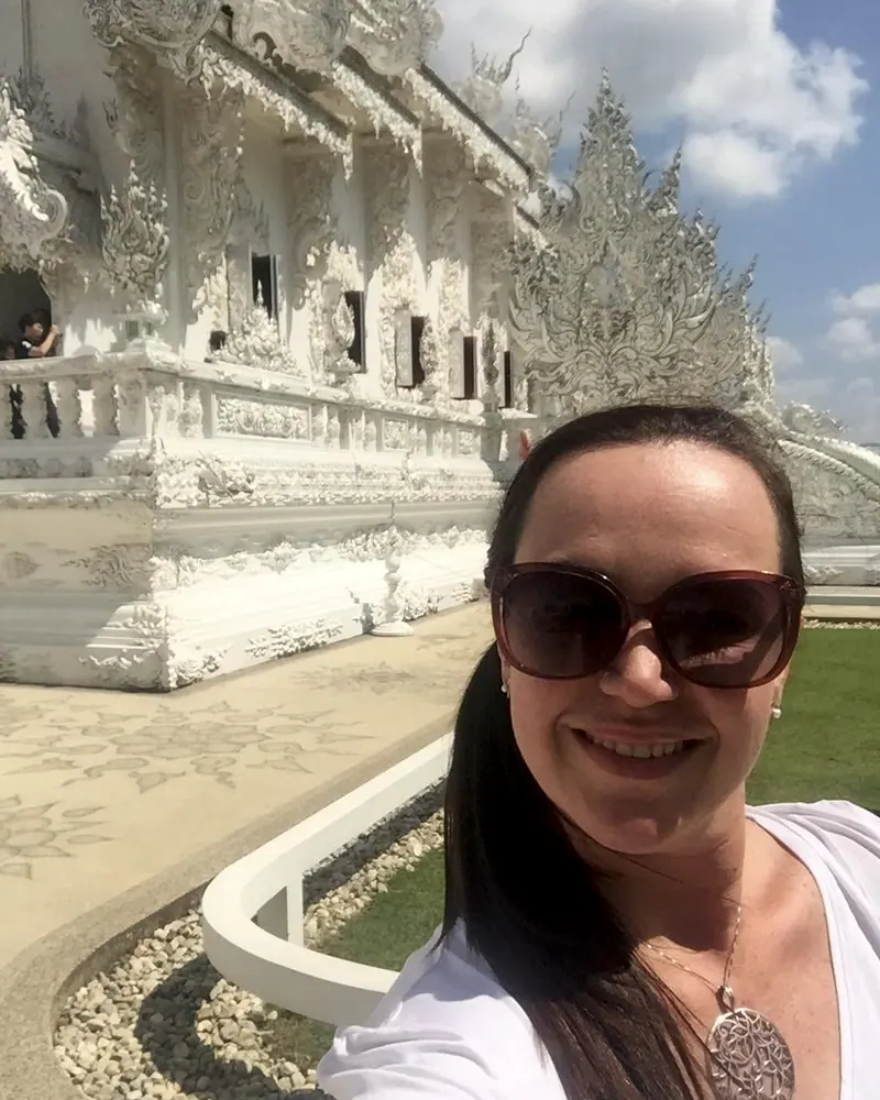 Selfie diante do Templo Branco, na Tailândia