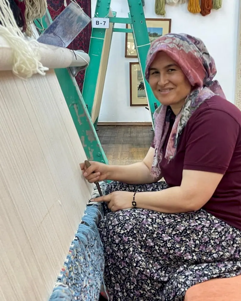 Tecelã fazendo tapete à mão, na Turquia